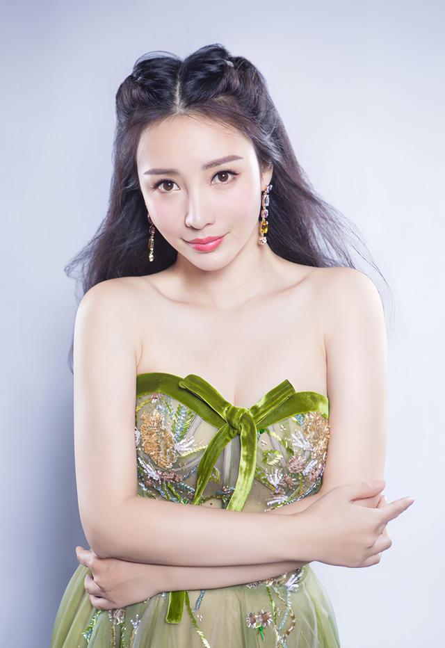 柳岩:时尚女神 柳岩,这位出道时以主播身份出现在公众视线中的女性,被