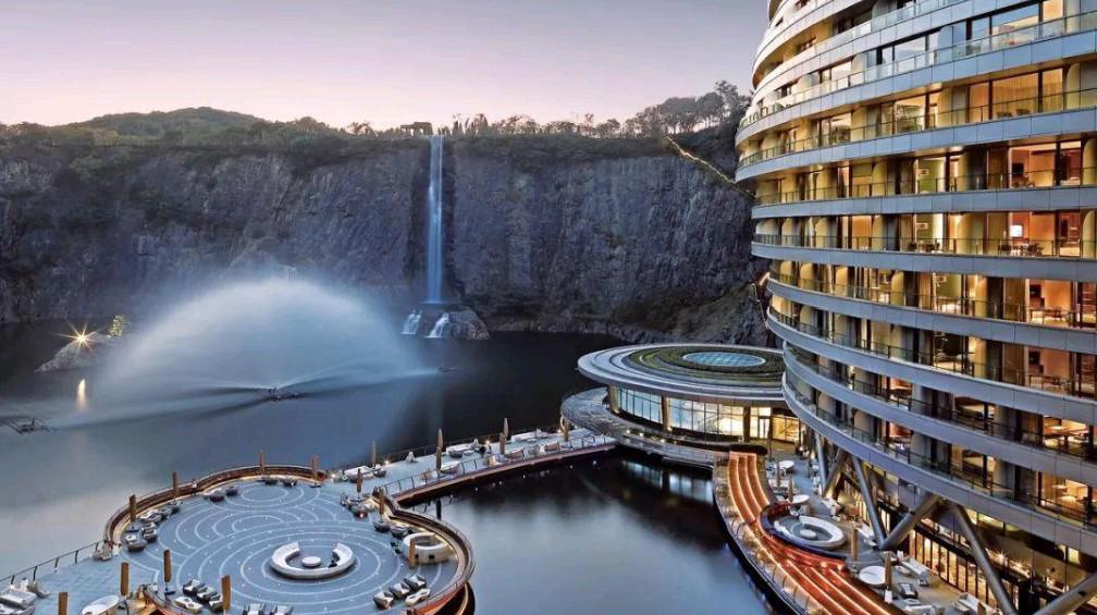 耗资21亿元,历经13年建设的深坑酒店位于上海市松江佘山国家旅游度假