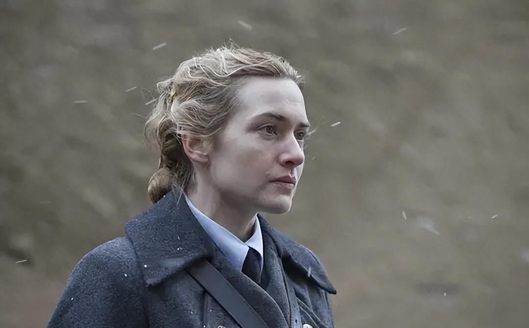 《朗读者》:爱情和道德的选择 电影《朗读者》通过复杂的爱情关系