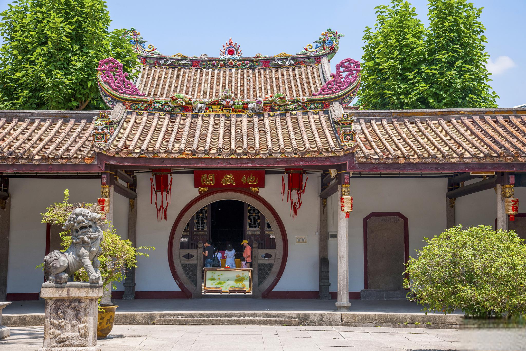 开元寺 欣赏传统佛寺格局并购买纪念品.