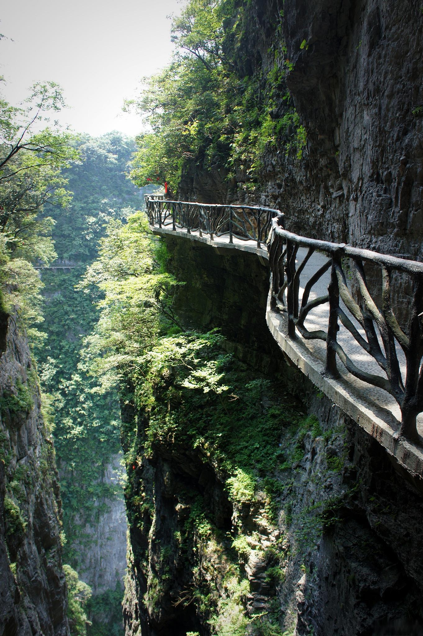 空山天盆旅游景区 空山天盆旅游景区,坐落于神秘的大自然中,是一片被