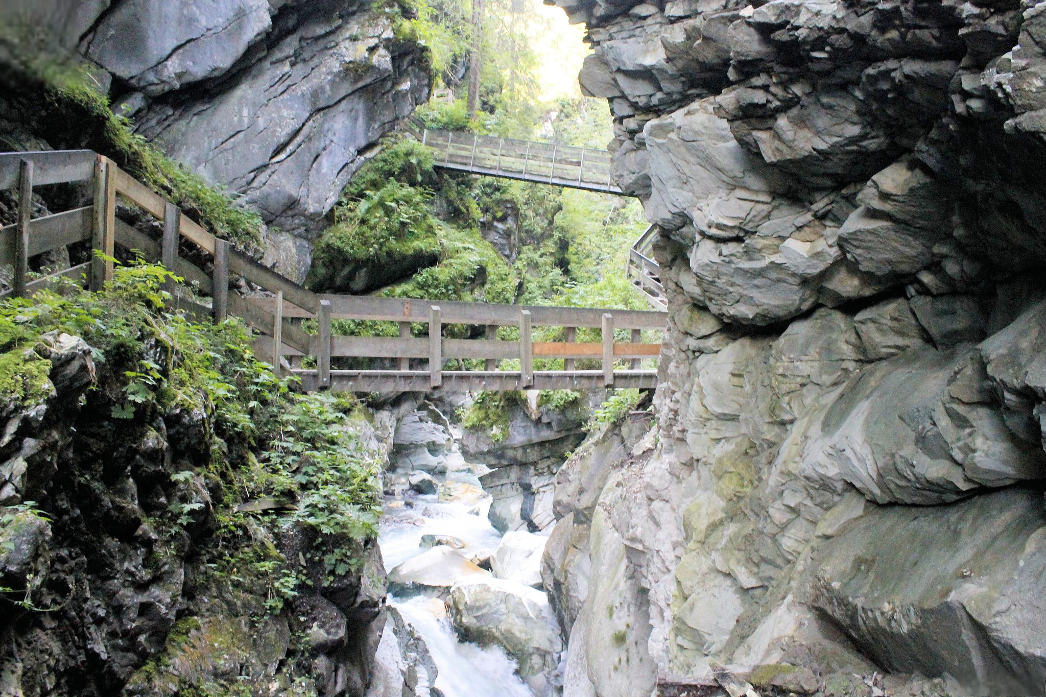 空山天盆旅游景区 空山天盆旅游景区,坐落于神秘的大自然中,是一片被