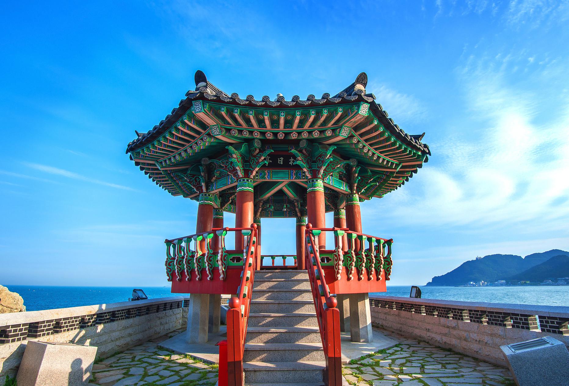 蓬莱阁的历史,传说,建筑和景观 蓬莱阁位于中国山东省烟台市,是一座