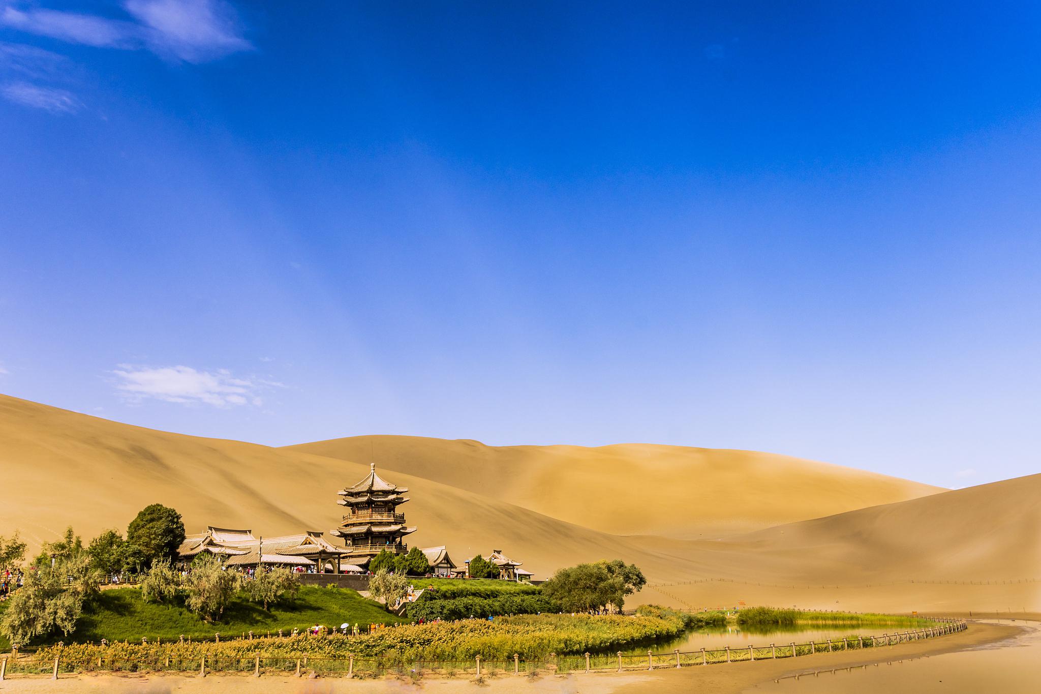 秋天的鸣沙山景色壮美,气候宜人,是旅游的绝佳季节.