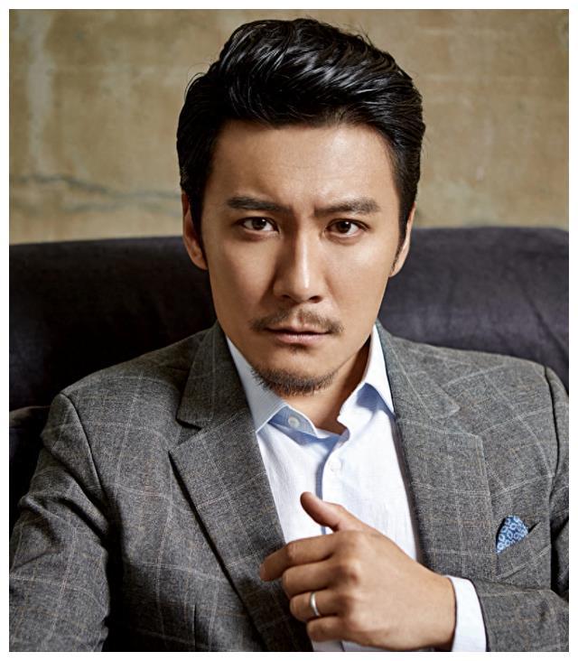 赵峥:恩爱二十载的好丈夫,好爸爸 赵峥是一位备受认可的演员,他的演技