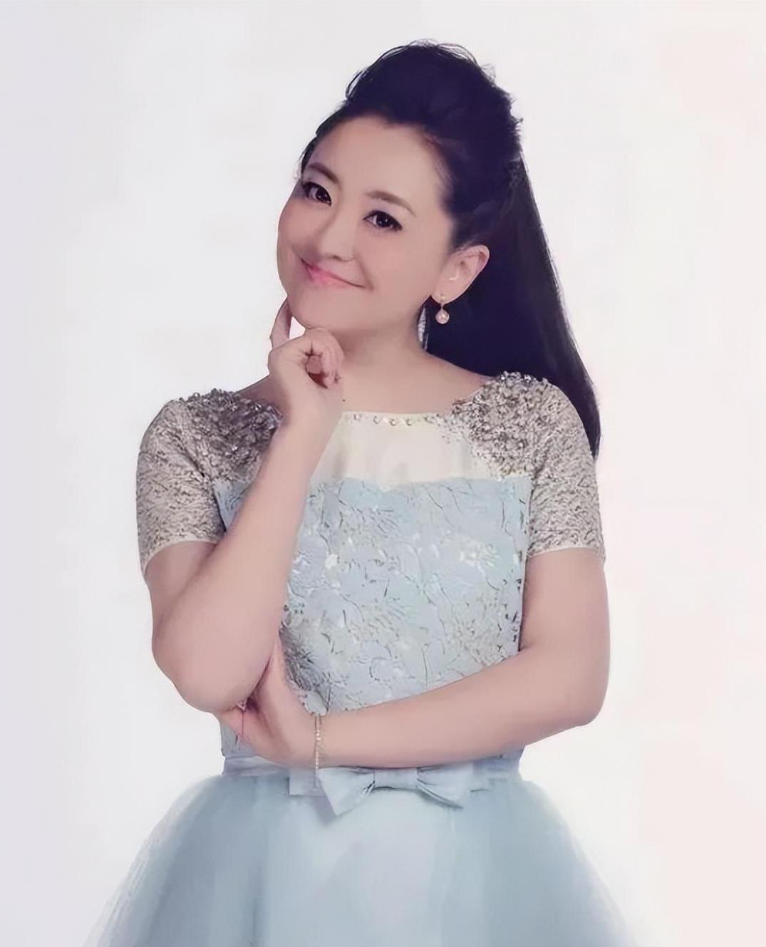 "童年白月光"月亮姐姐:43岁被宠成公主 童年白月光月亮姐姐,本名王淏