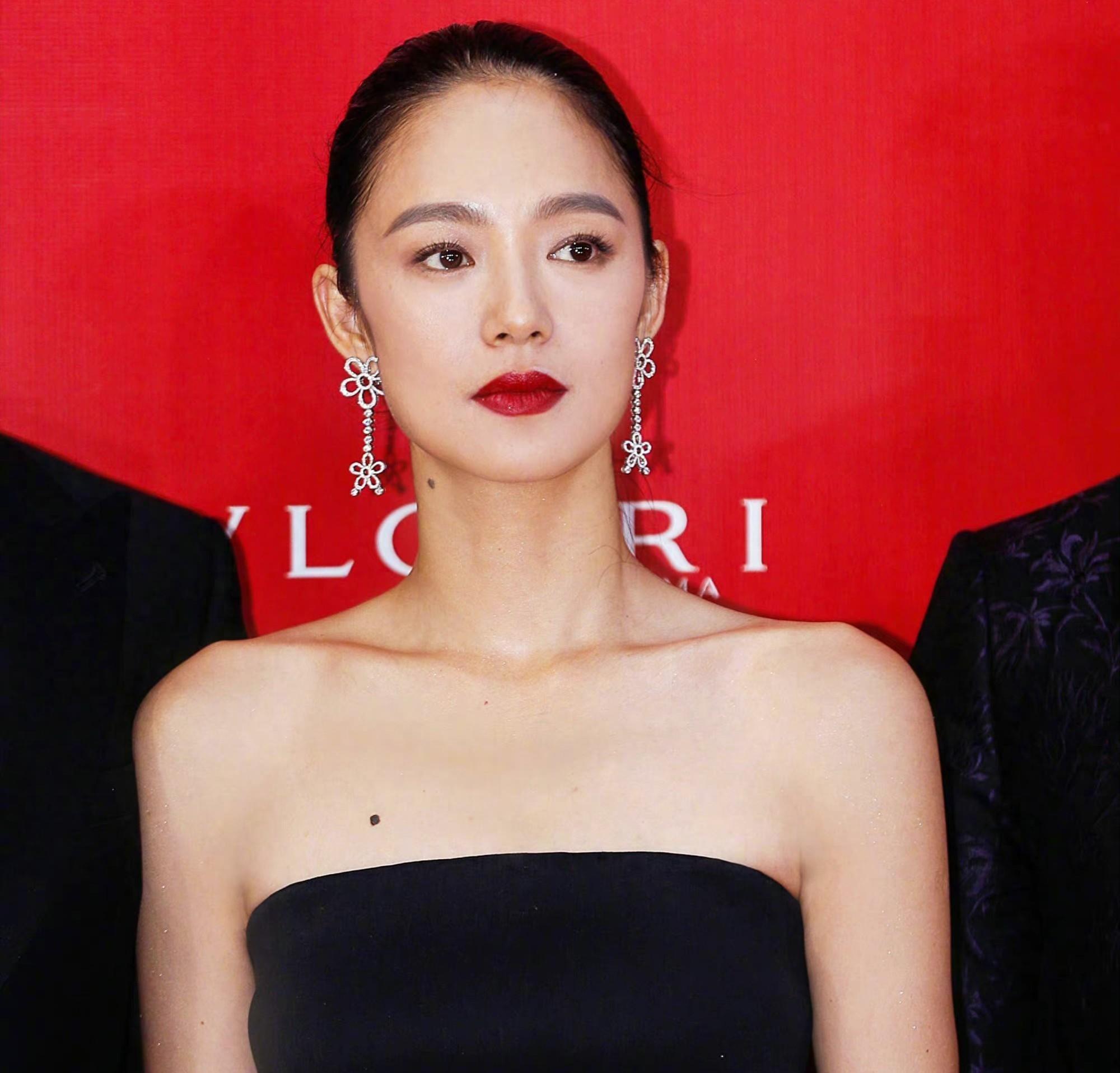 女星颈项问题 电影《画魂》中提及天鹅颈标准描绘了一个传统审美价值