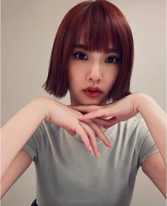 杨丞琳新发型:穿搭太减龄 36岁的杨丞琳勇敢尝试新发型,留起了齐刘海