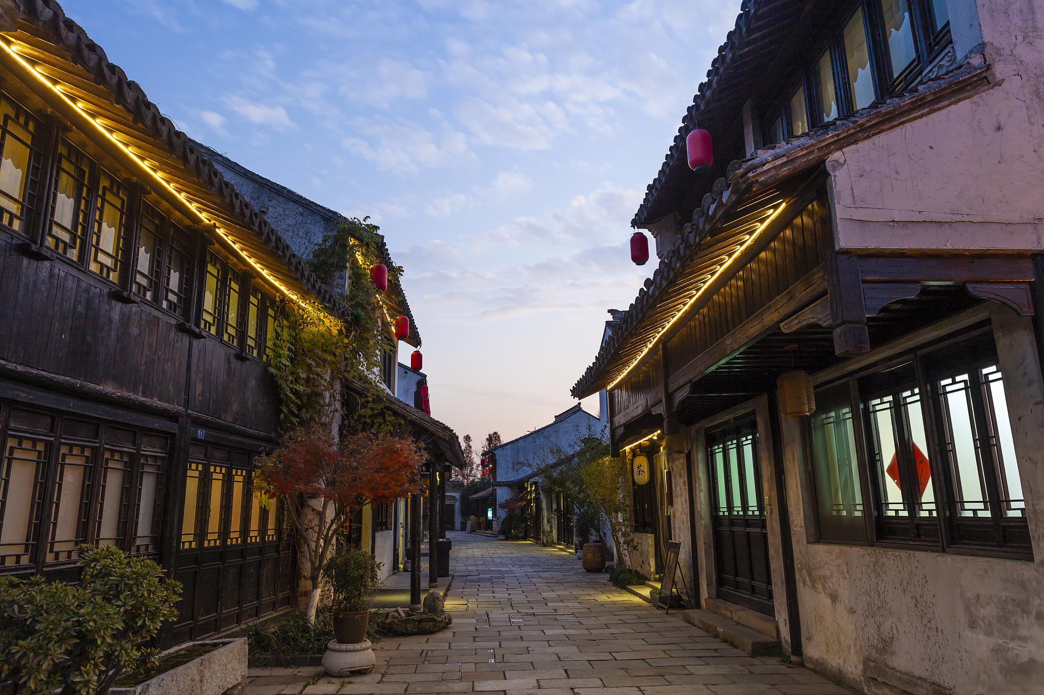 张家港旅游景点推荐 张家港,位于江苏省苏州市北部,是一座充满活力和