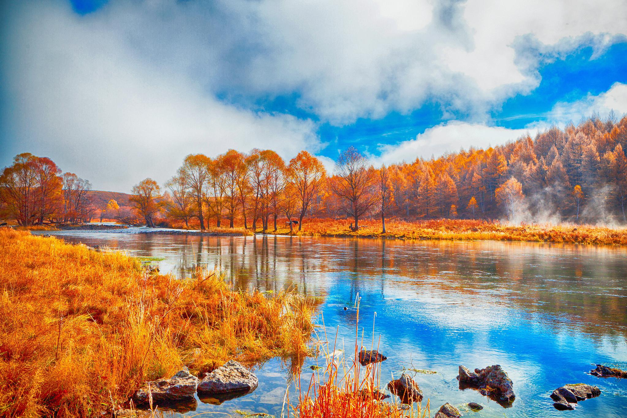 秋天的稻城亚丁以其绝美的风景和独特的藏族文化吸引了无数游客.