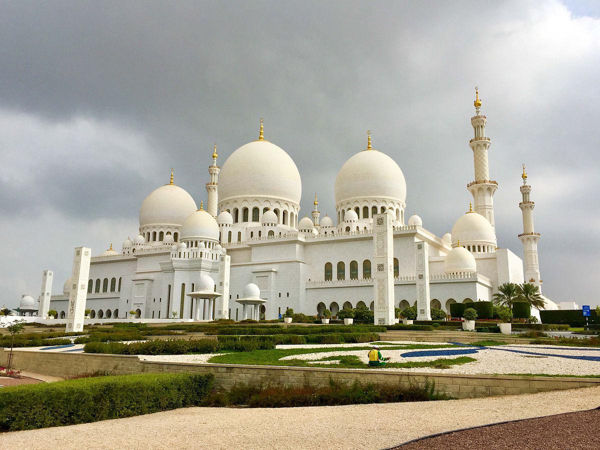 大清真寺,这座宏伟的建筑坐落在阿拉伯联合酋长国的首都阿布扎比市,是