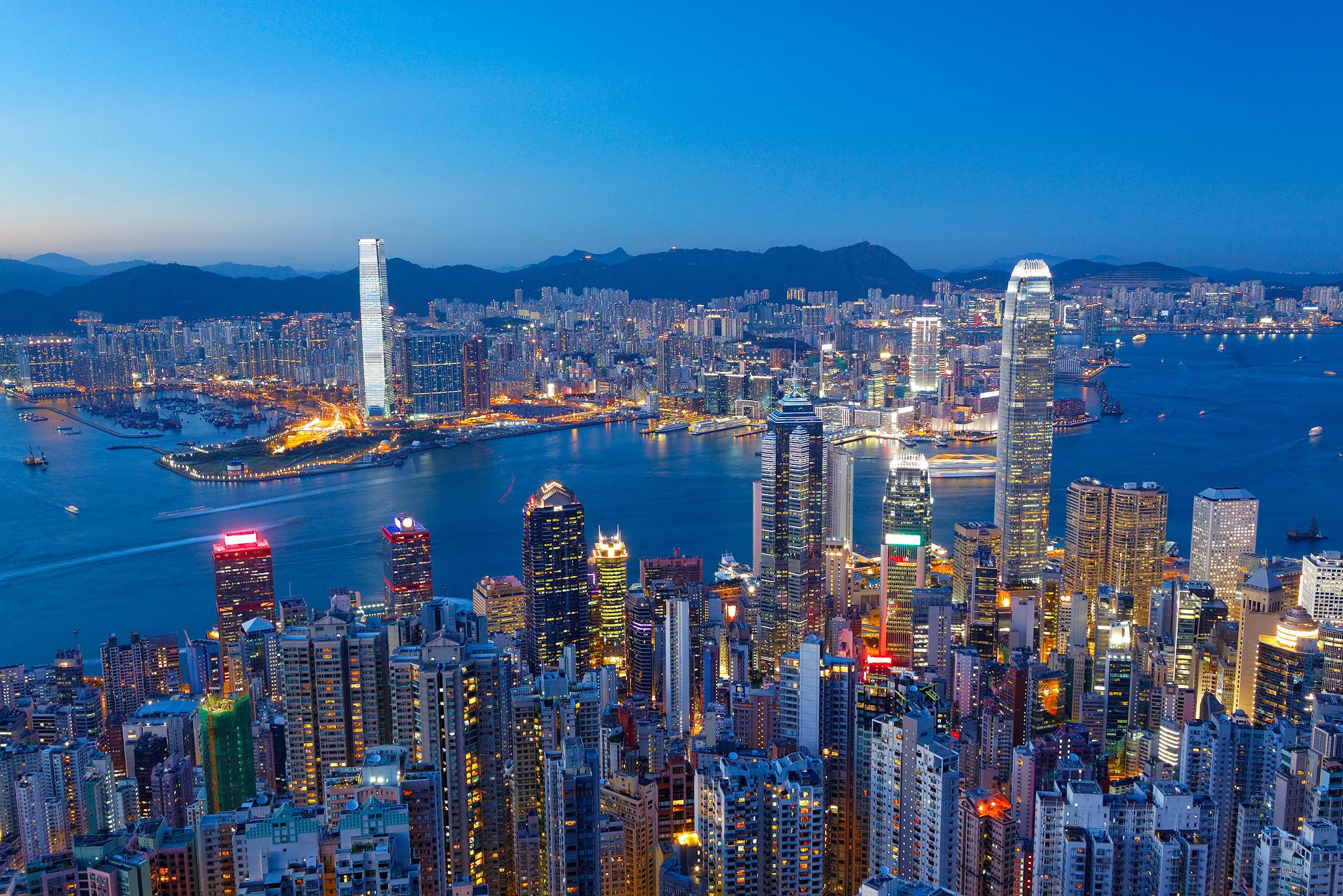 以下是香港旅游必去的十大景点以及它们的地点和风景描述