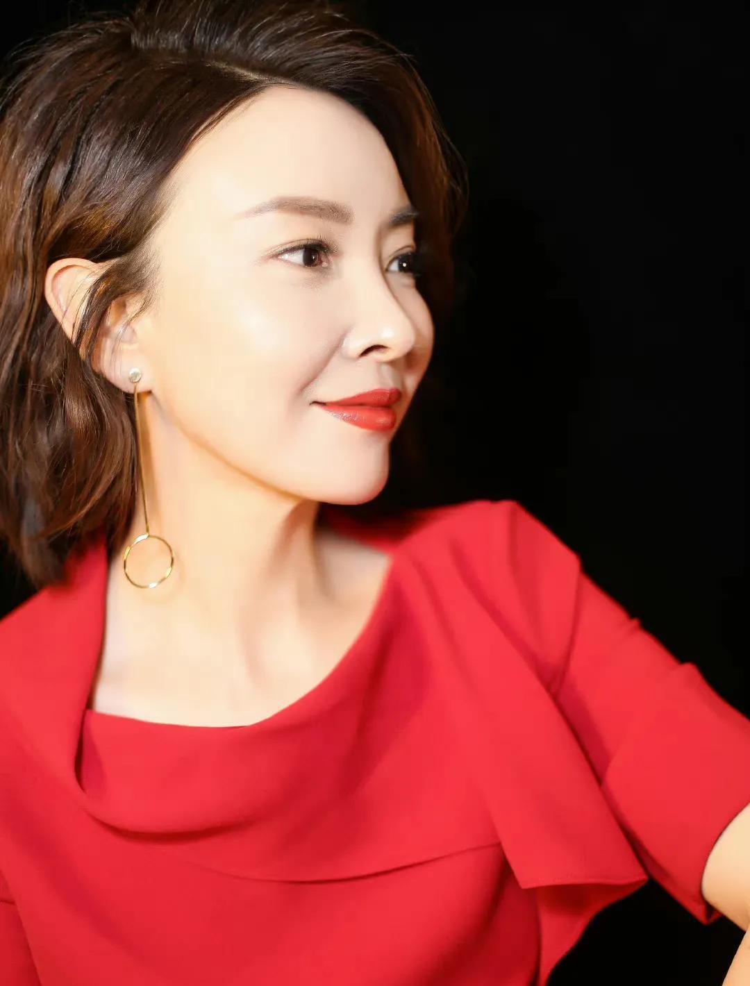 女星刘威葳:婚后不下厨,46岁风采依旧 刘威葳是一位演员,曾与廖凡合作