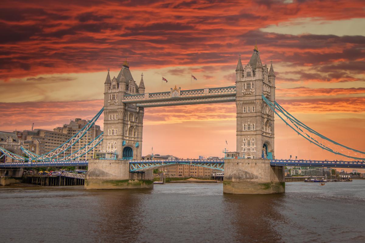 阴雨连绵的伦敦 当人们提到伦敦,首先浮现在脑海中的往往是泰晤士河畔