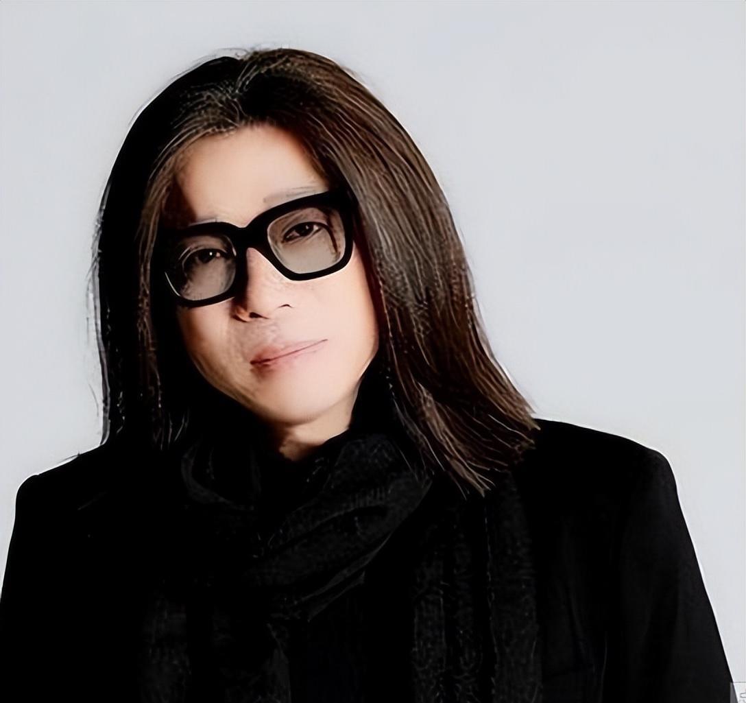 然而好景不长,他的父亲在一次采风过程中不幸车祸去世,这对郭峰是巨大