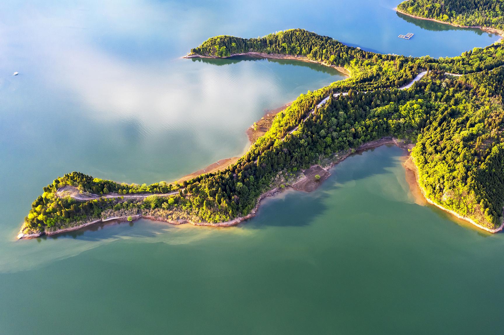 酒仙湖位于中国湖南省的南部,是一个风景秀丽的人工湖泊