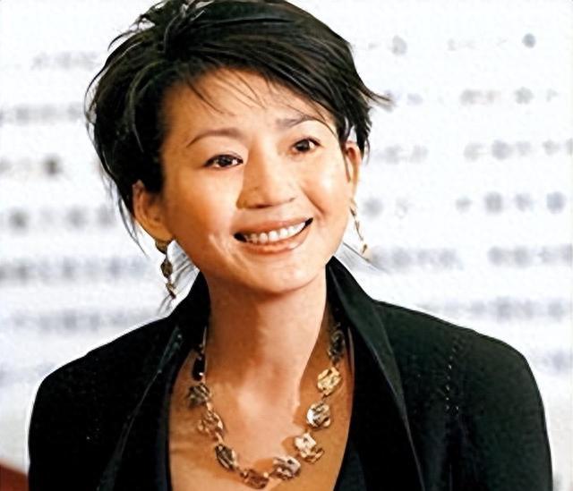 王小丫:坚韧之花 王小丫的人生经历了起起落落,从文学爱好者到央视