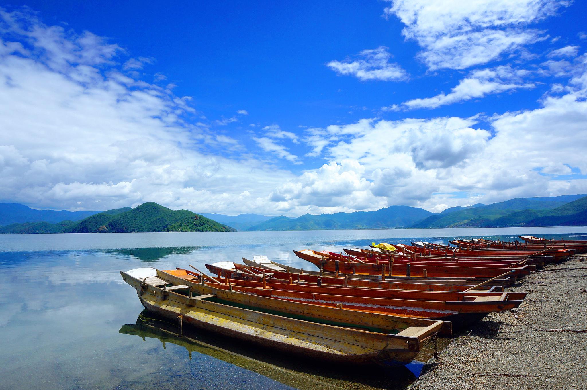 泸沽湖,这片位于云南和四川交界处的湖泊,以其美丽的风景和独特的民俗