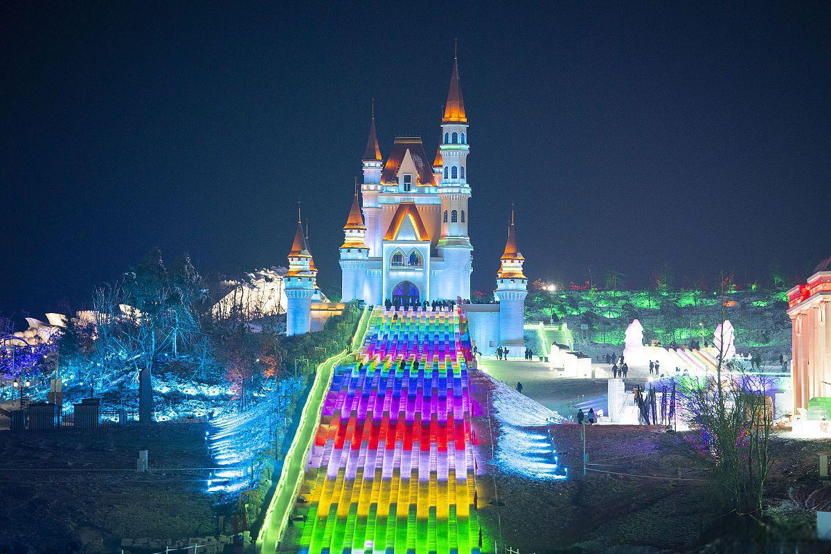 济南泉城欧乐堡一日游攻略 早上到达济南泉城欧乐堡,您可以先前往公园