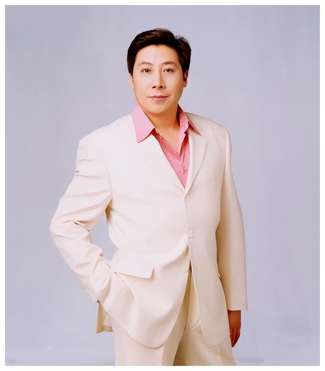 歌唱家魏金栋:艺术与家庭 魏金栋,中国广播艺术团的男高音歌唱家,出身