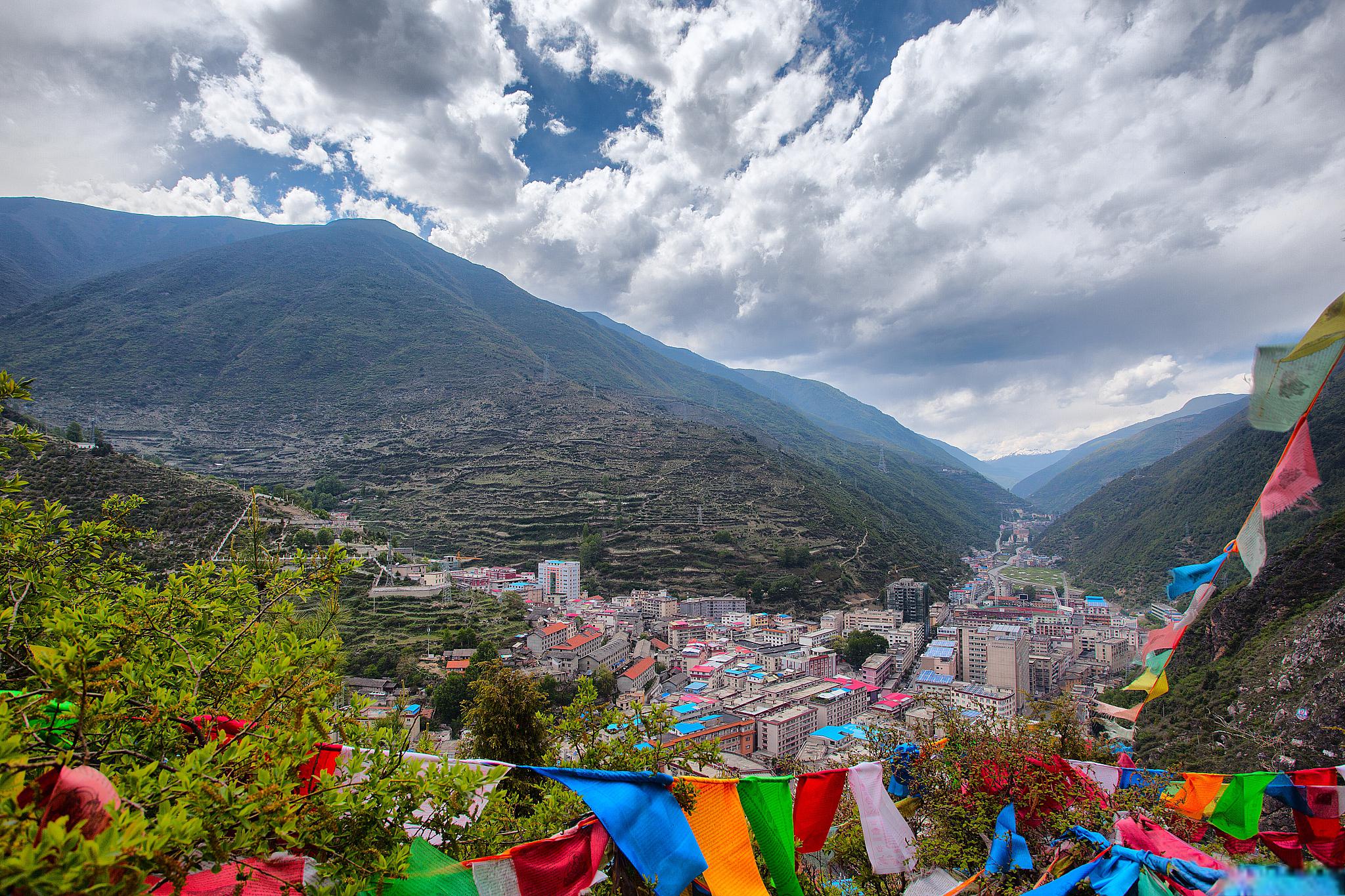 川西大环线旅行攻略 川西大环线是一条经典的旅游线路,涵盖了四川西部