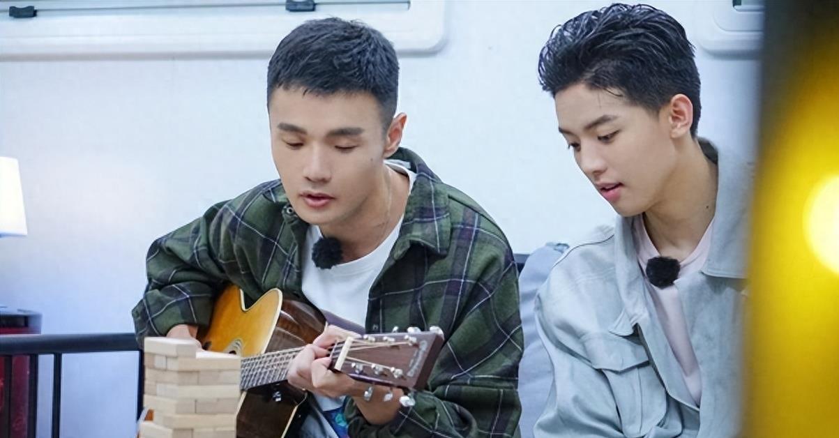 周峻纬:早婚进娱乐圈 周峻纬,22岁早婚进娱乐圈,成为备受期待的新星.