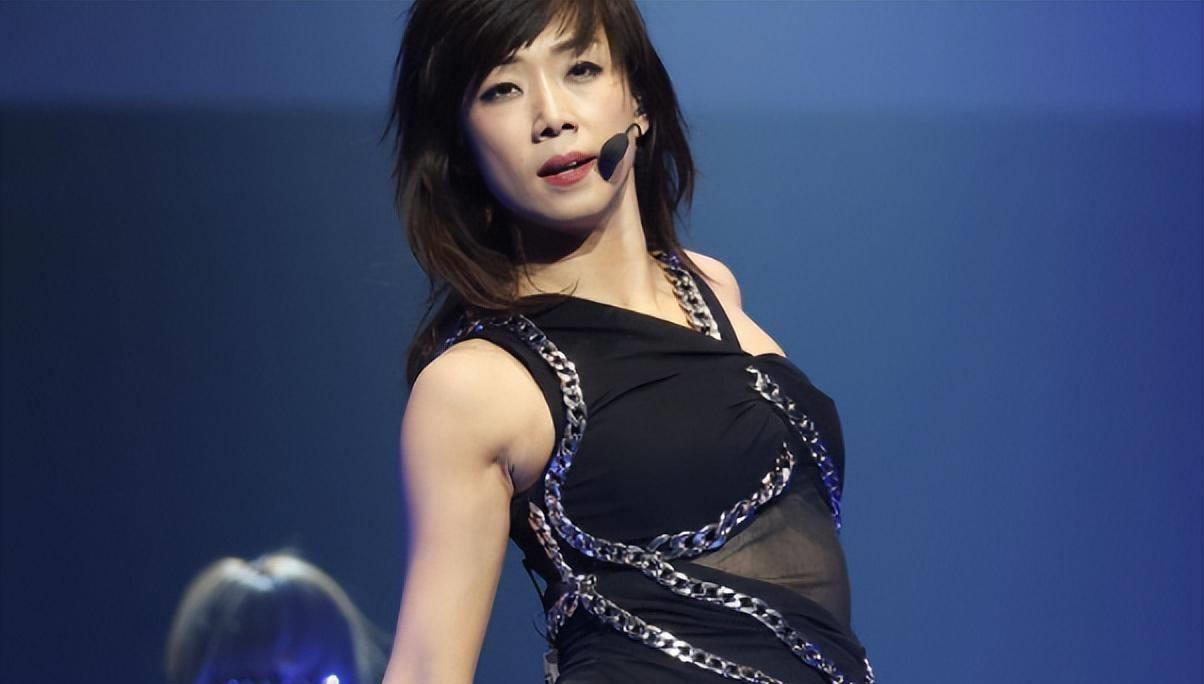 林忆莲:爱情故事 林忆莲和李宗盛是一对让人心疼的明星夫妇,他们的