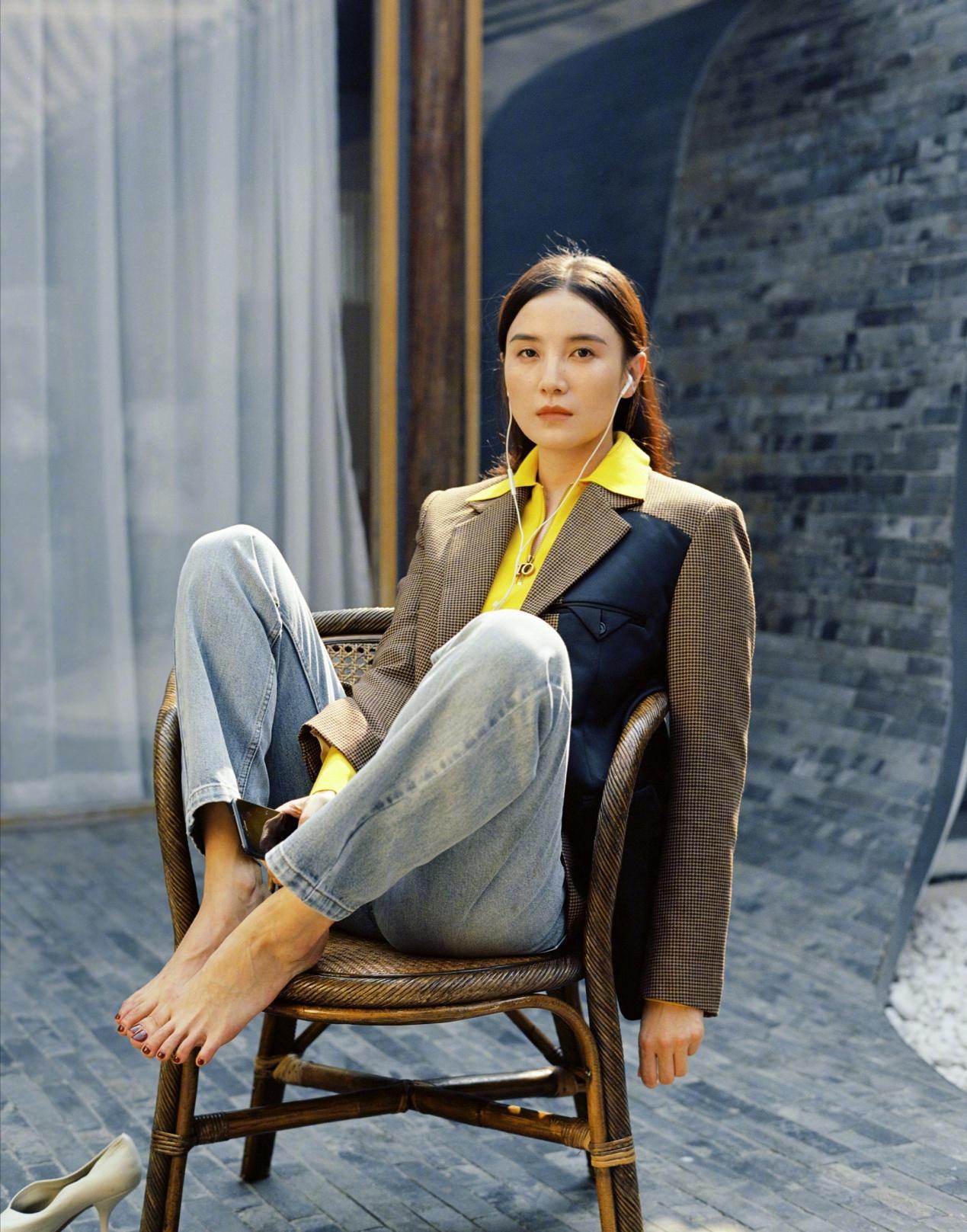 宋佳职场穿搭:开挂气质 宋佳是一位备受瞩目的女性明星,她的职场穿搭