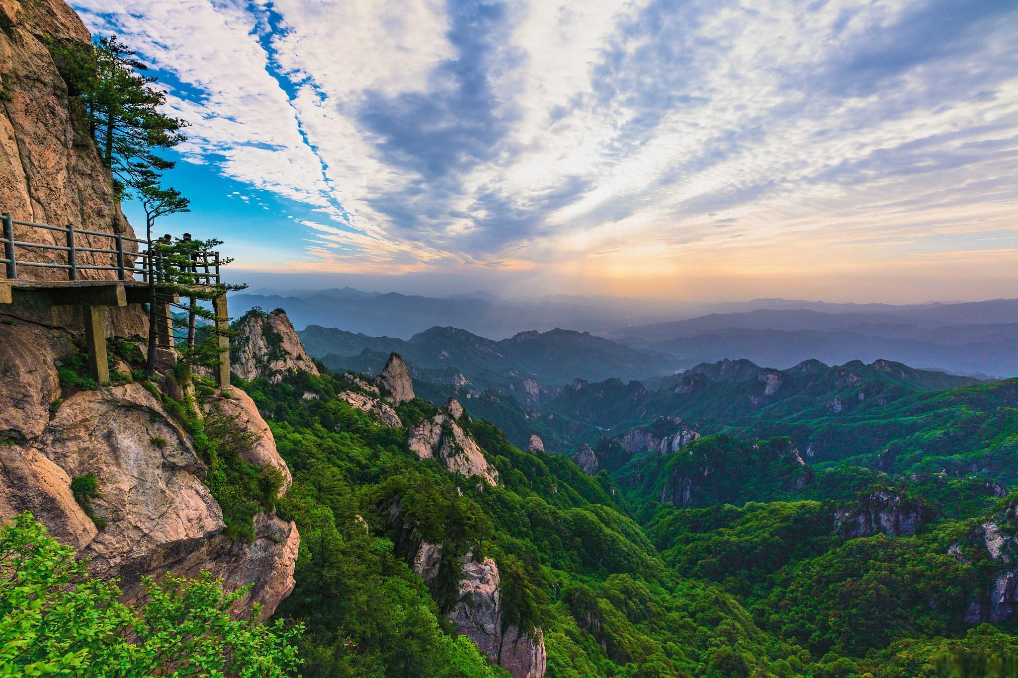 沂蒙山位于中国山东省,是一个著名的旅游胜地.