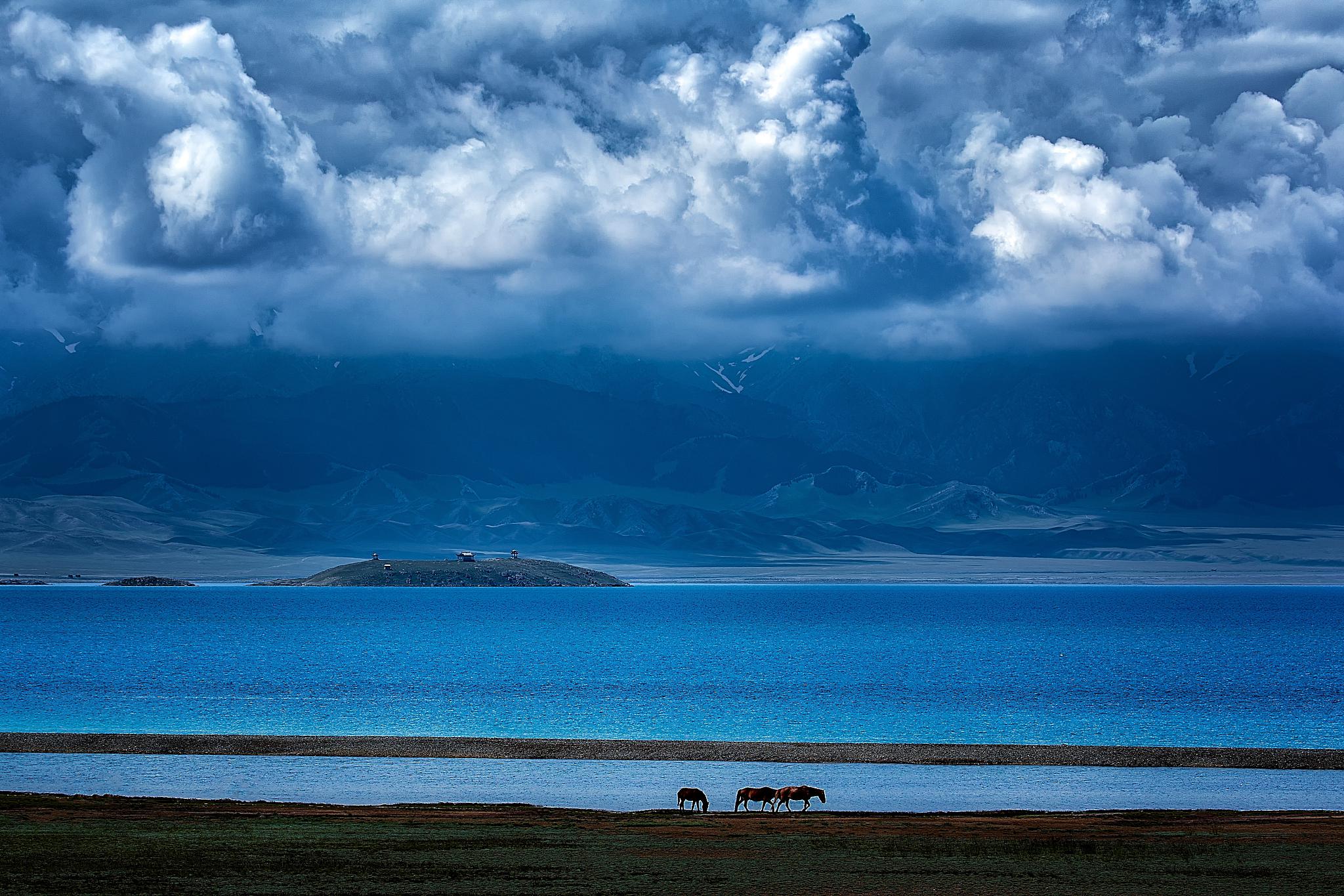 新疆的明珠 赛里木湖是中国新疆地区的一颗明珠,它位于天山山脉中段