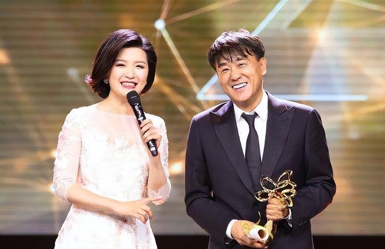 何冰:25年的爱情故事 何冰与妻子曾是大学时代的同桌,两人从相识到