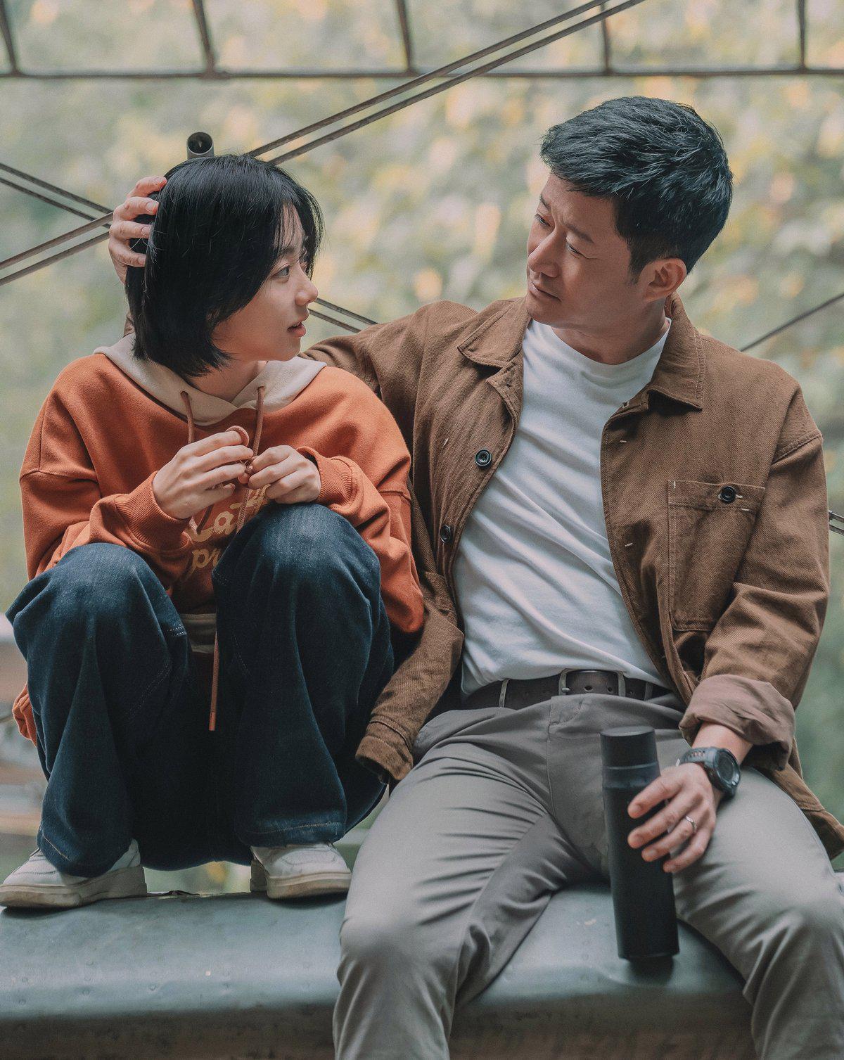 上映 由王小列执导,刘倩,吴荑编剧,闫妮,谭松韵领衔主演的电影《再见