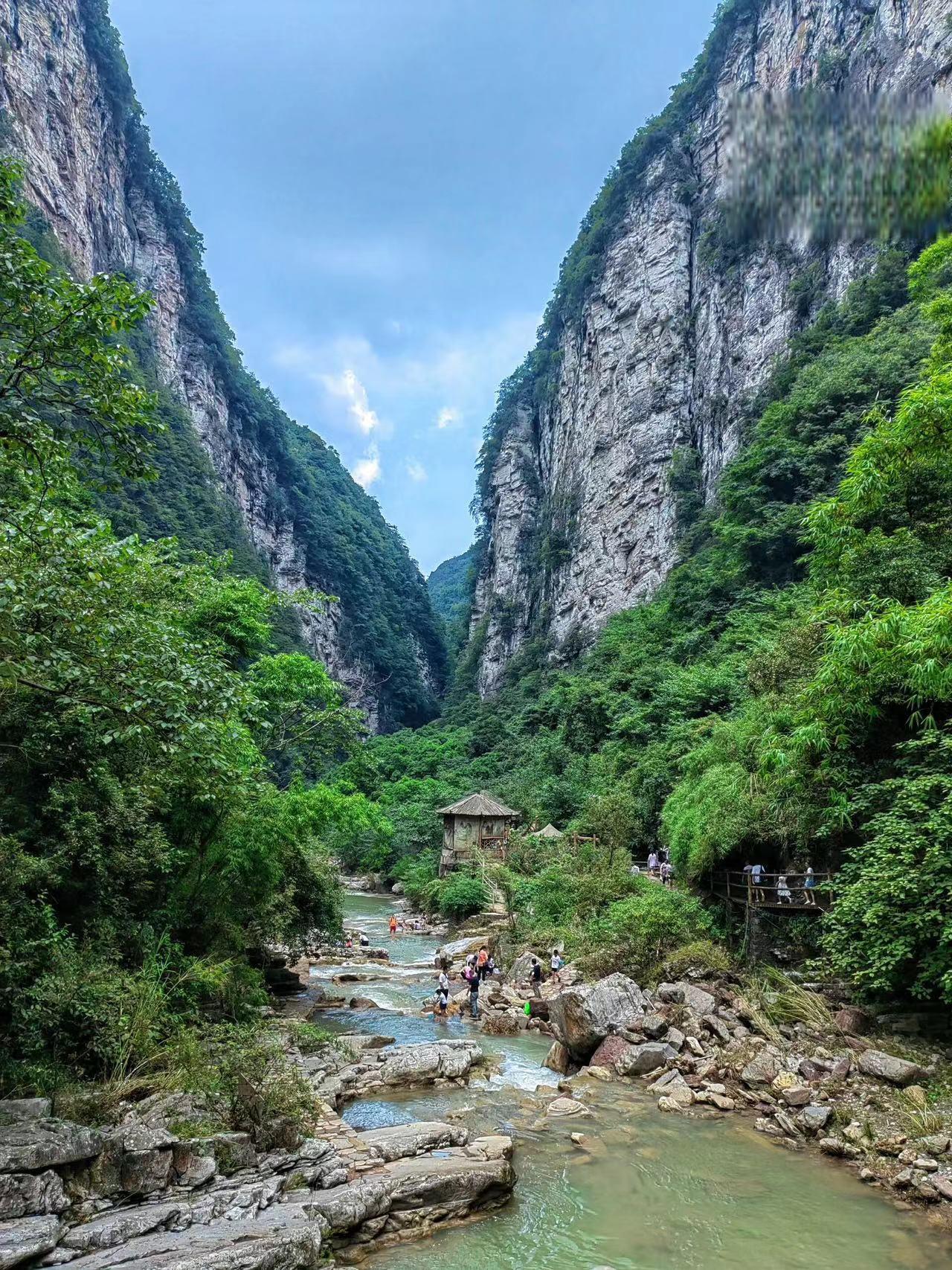 金刀峡自然风景区 金刀峡是一处保持着原始古老神奇的峡谷自然风景区