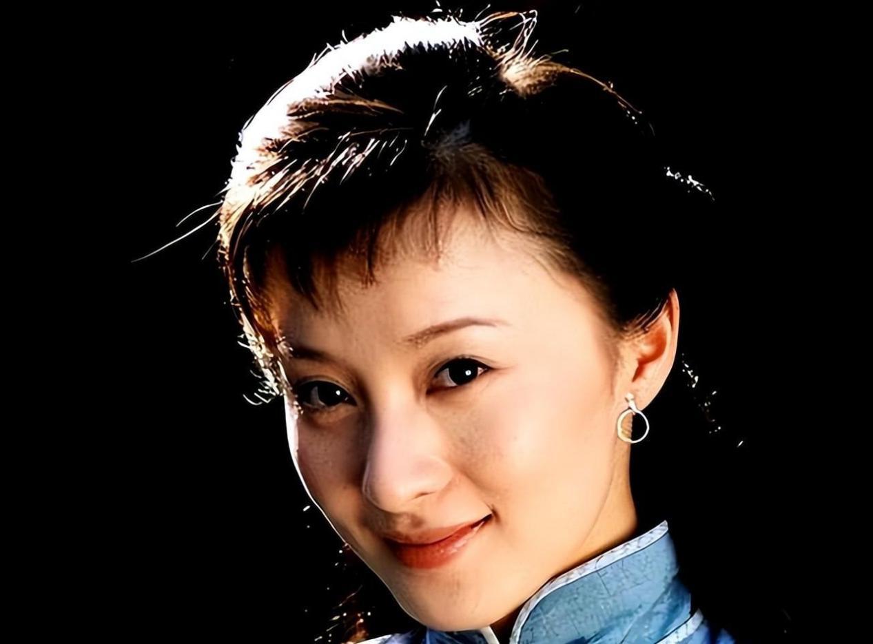 徐露的人生旅程充满戏剧性,从一个拥有幸福家庭背景的年轻女孩到婚后