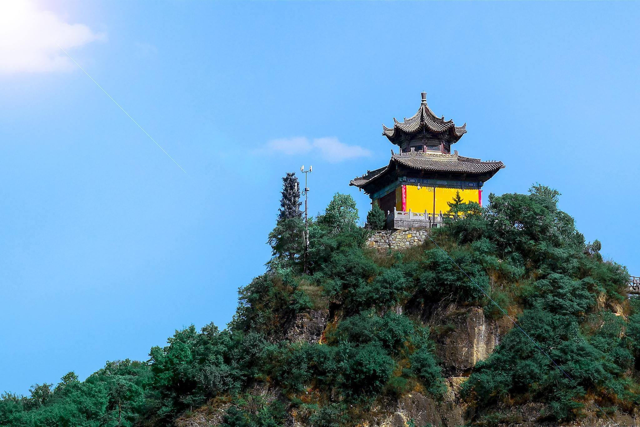 崆峒山旅游攻略 崆峒山位于中国甘肃省平凉市,是一座以山水景观和历史