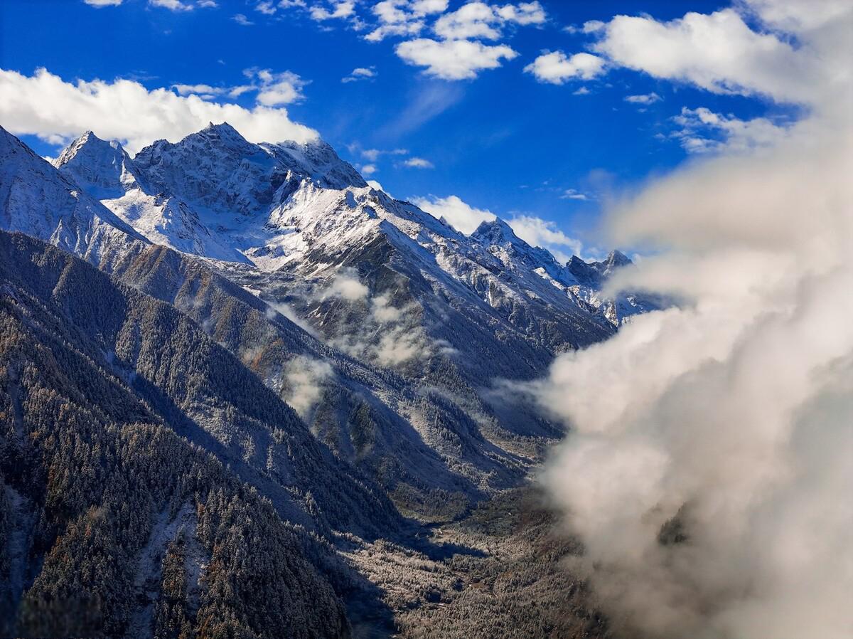 四川阿坝毕棚沟秋季景色 四川阿坝州,有一个名叫毕棚沟的景点,这里以