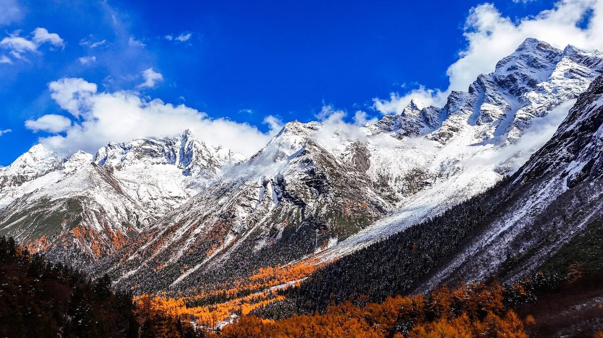 四川阿坝毕棚沟秋季景色 四川阿坝州,有一个名叫毕棚沟的景点,这里以