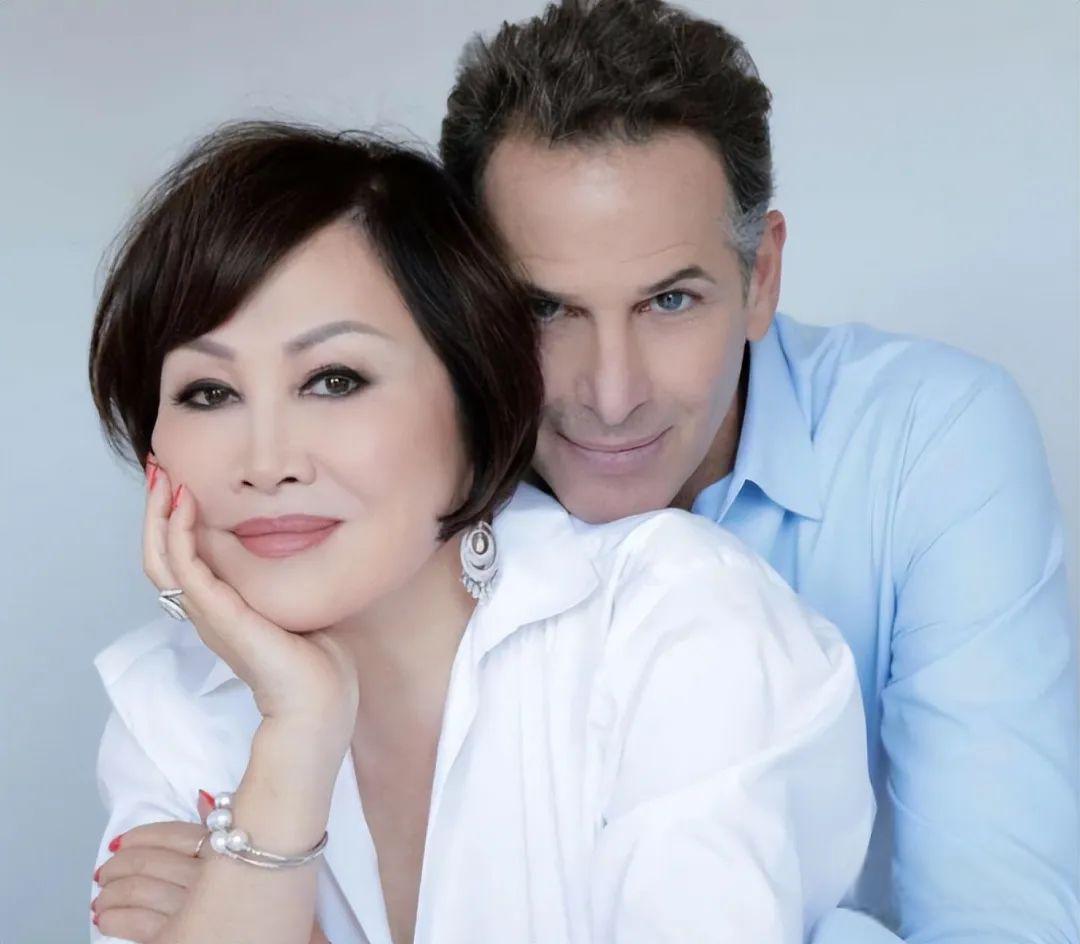 74岁未婚无子,恋上50岁男友 靳羽西,美籍华人,74岁,一人住6层别墅,恋