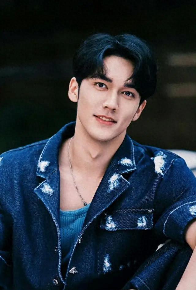 新晋演员陈牧驰主演的《山河表里》备受期待,他在剧组中展现出了与人