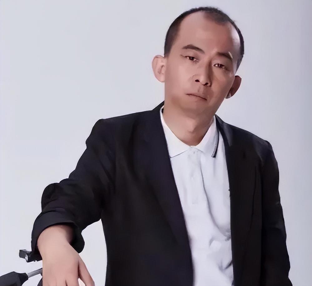 巨兴茂:丑的奇特出名 巨兴茂,一个丑得很有特点的明星,从小长相丑陋的