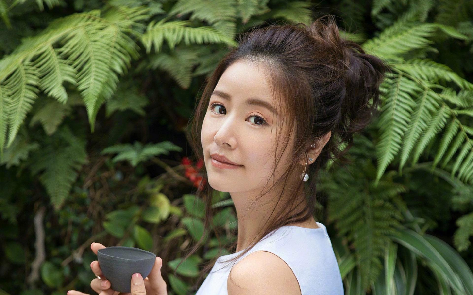 林心如在综艺节目中公开了自己的身高和体重,引发了网友的讨论和争议