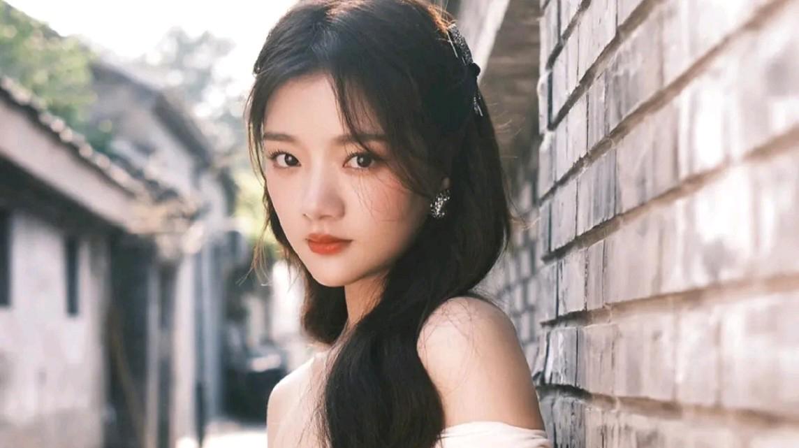 95后女艺人恋情被曝光 一位95后的艺人,任敏,近日被曝光与导演万里扬