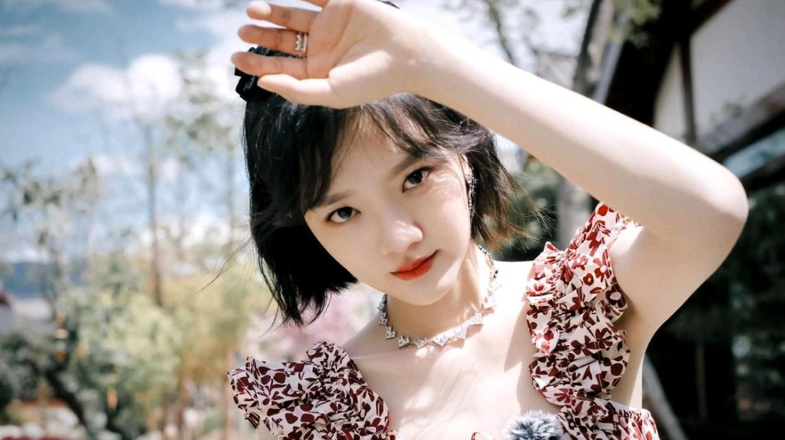 95后女艺人恋情被曝光 一位95后的艺人,任敏,近日被曝光与导演万里扬