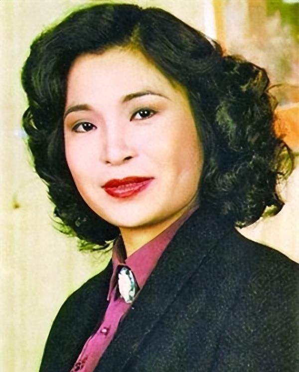 苏杏璇:香港慈母的生命故事 苏杏璇是一位实力派演员,她凭借着独特的