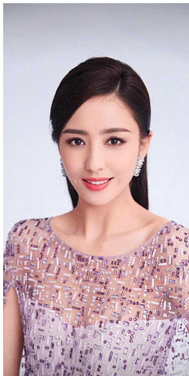 佟丽娅卸妆自拍引热议 佟丽娅素颜自拍照引发热议,网友矛盾:真实美丽