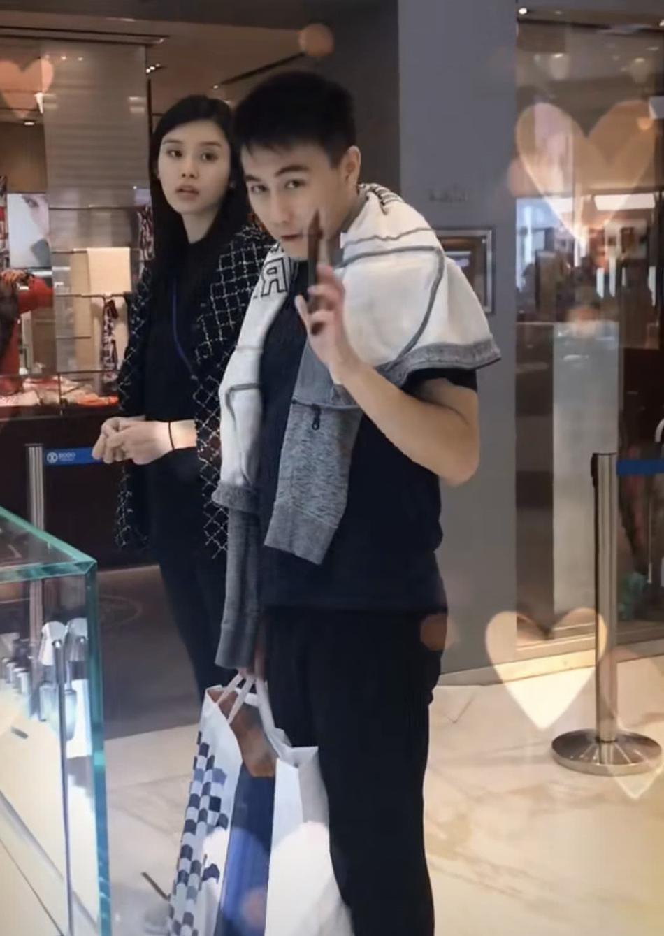 何猷君与粉丝合照 何猷君与粉丝合照,身材挺拔,嘴唇苍白引人担忧.