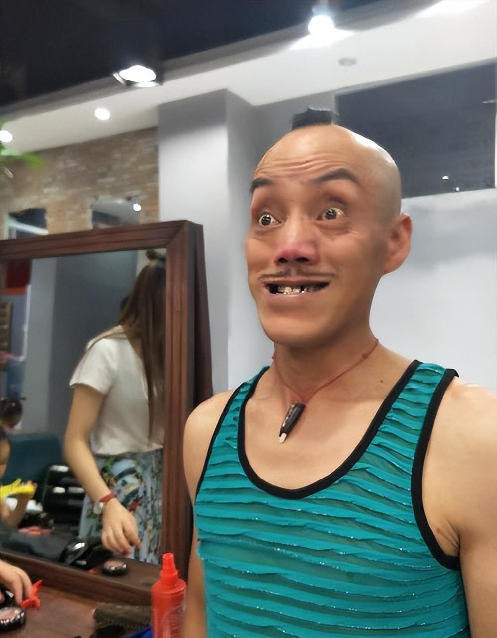 "光头强"冯加六:翻身变富有的背后 冯加六,一个普通的身体残疾农民,靠