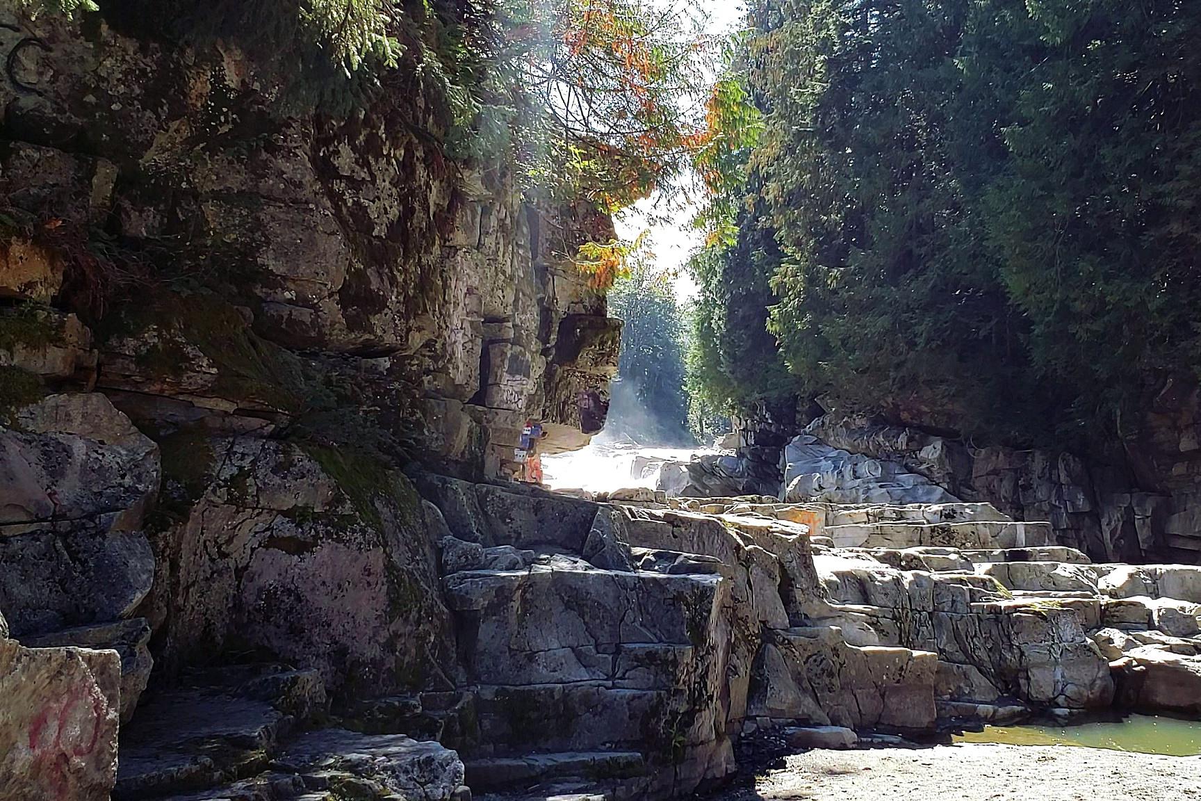 城山沟景区一日游攻略 城山沟景区位于中国浙江省湖州市长兴县,是一个