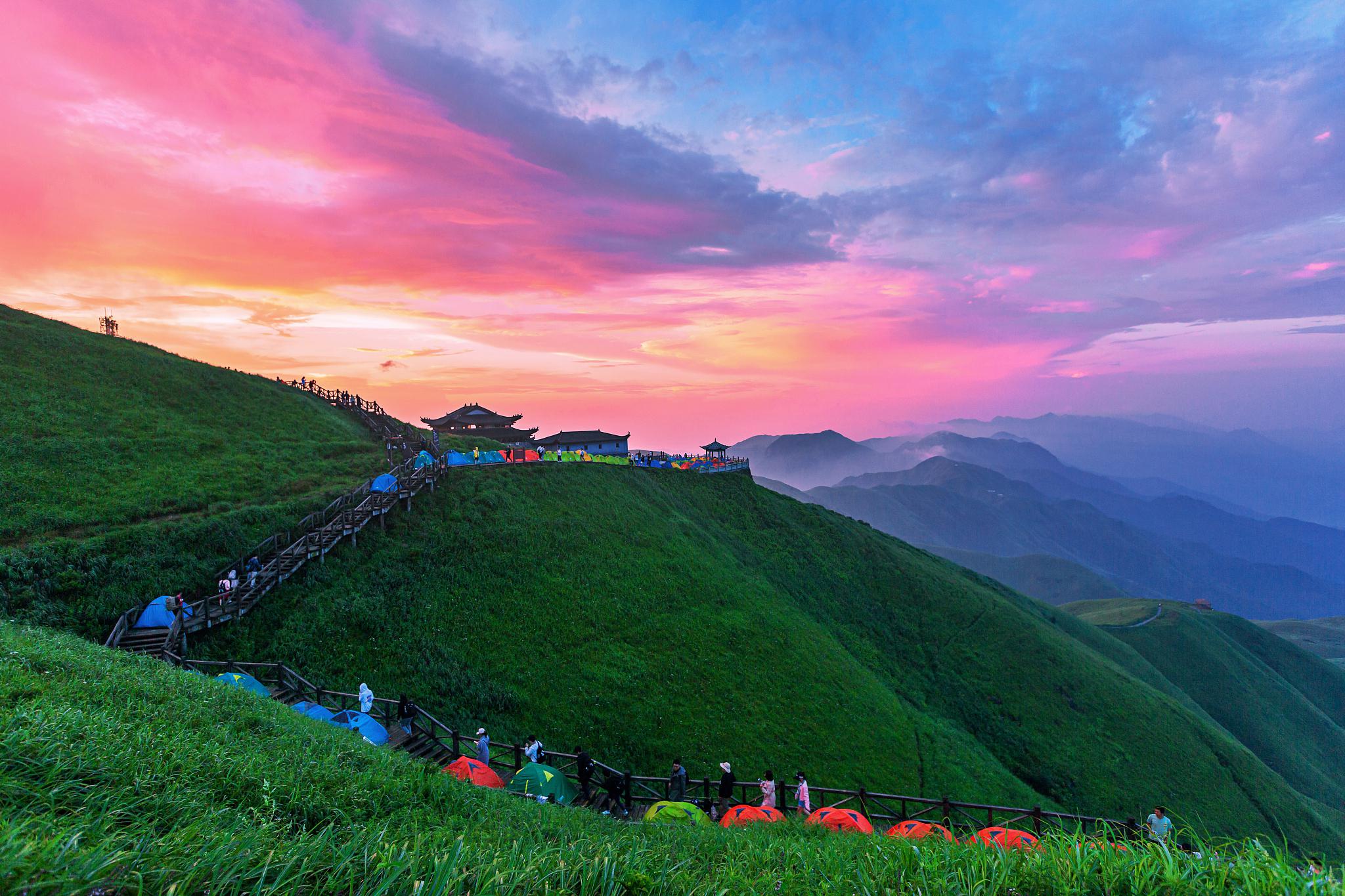 武功山旅游攻略 武功山是一个非常美丽的地方,位于江西省和湖南省的