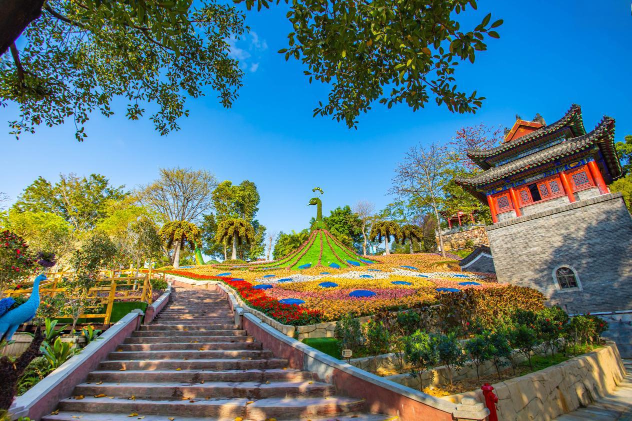 隐贤山庄景区举办的潮玩嘉年华为游客带来了一场丰富多彩的文旅盛宴.